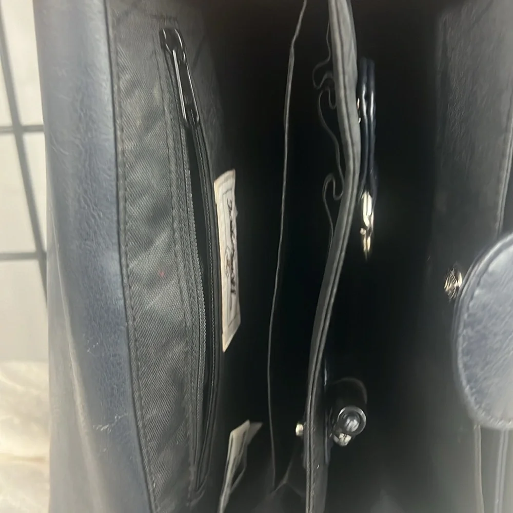 EUC VINTAGE NAVY LEATHER SHOULDER BAG WITH SHINY GOLD HARDWARE. Adjustable Strap - Picture 10 of 11